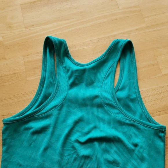 Under Armour fitted heat gear turquoise tank - Picture 5 of 8